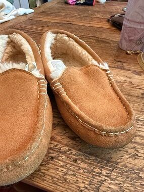 UGG  Ansley.     Chestnut Suede Moccasin Slippers with Shearling in side size 8